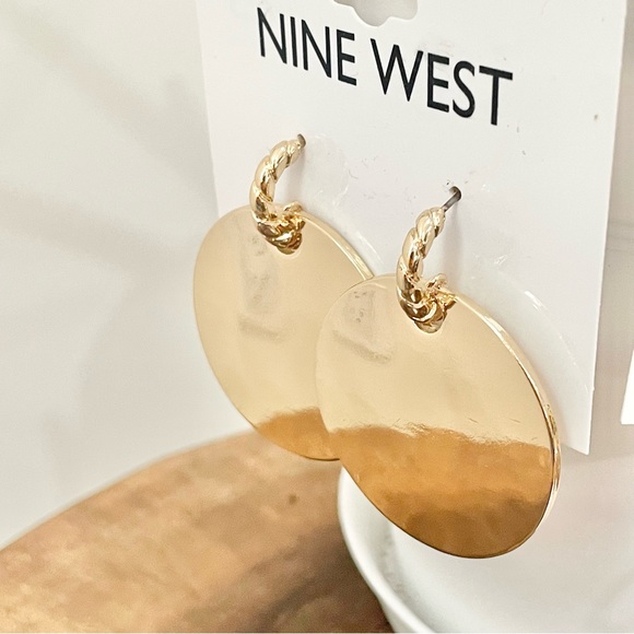 NWT Nine West gold & green long arrow necklace, hoop and dangling earrings - Picture 4 of 12